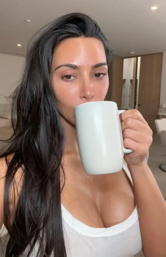 kim kardashian bebiendo una taza de café