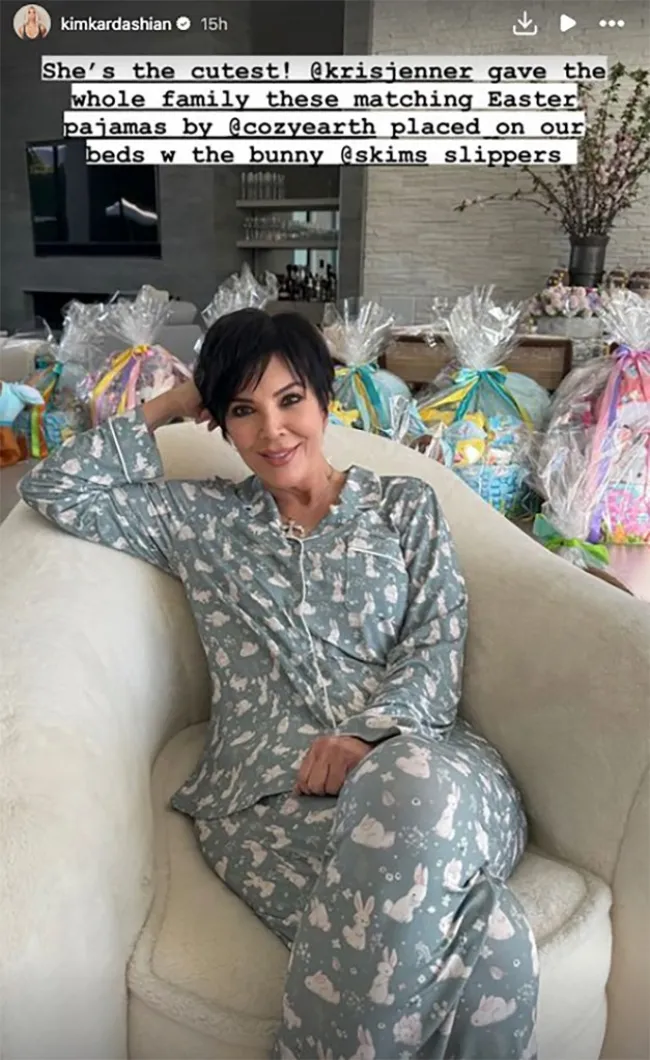 Kris Jenner sentada en pijama de Pascua