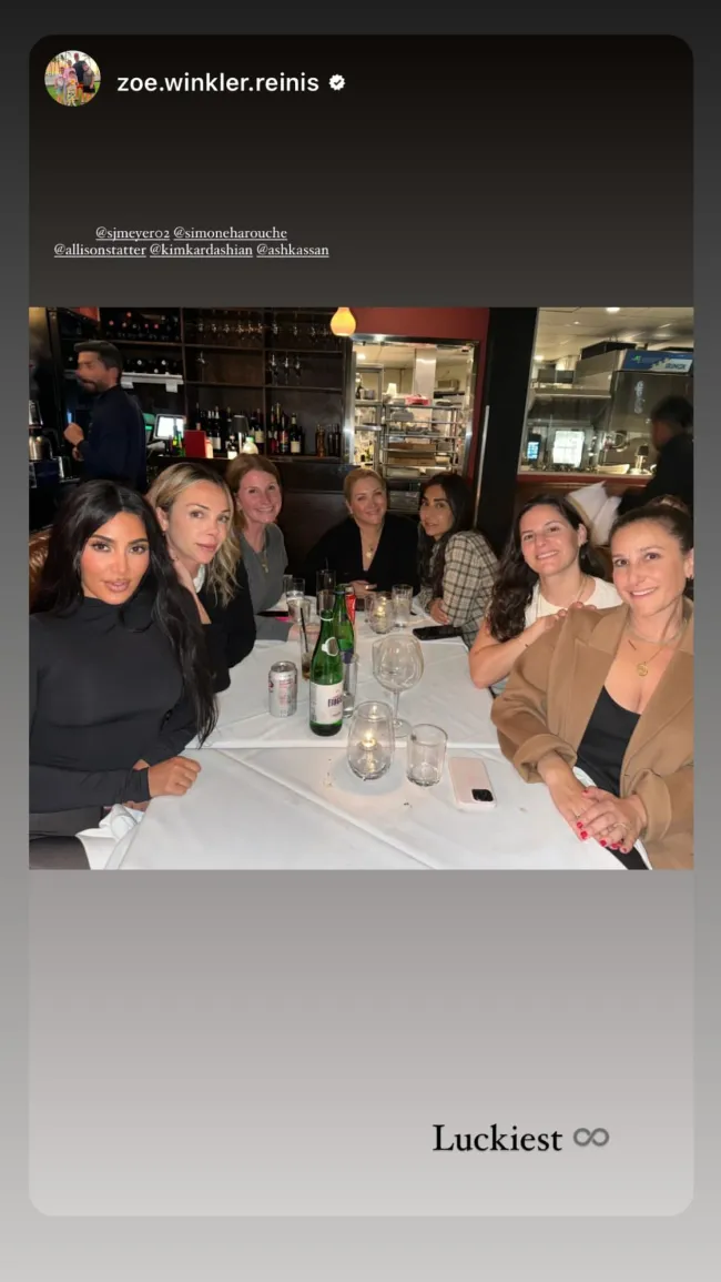 Kim Kardashian sale a comer con amigos.