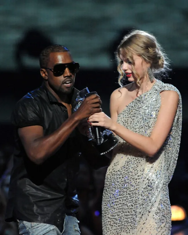Kanye West y Taylor Swift en los VMA de 2009.