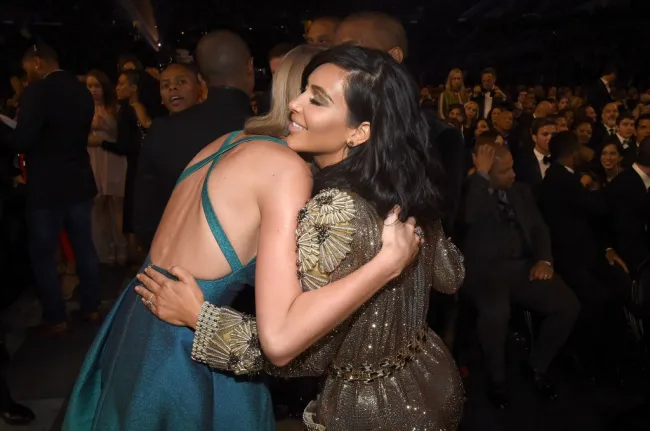 Kim Kardashian y Taylor Swift abrazándose.