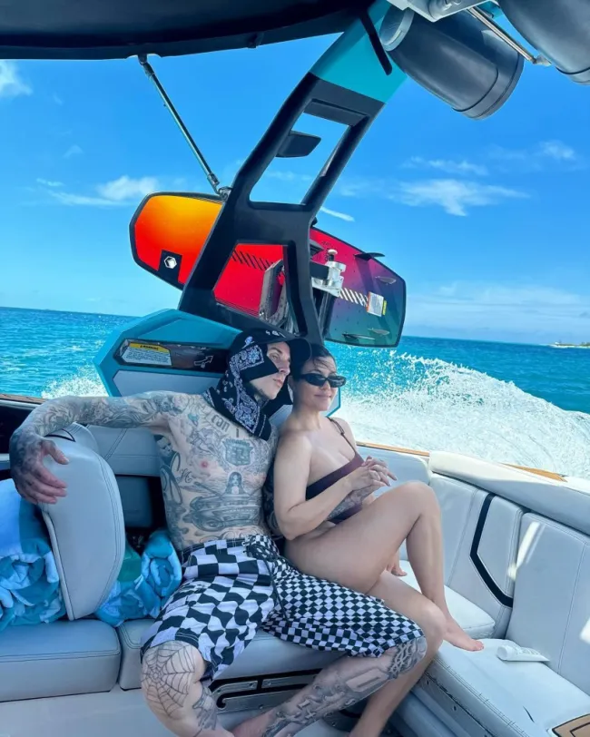 Kourtney Kardashian y Travis Barker en un barco
