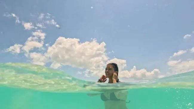 Kourtney Kardashian en bikini nadando