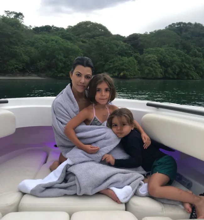 Kourtney Kardashian con sus dos hijos mayores