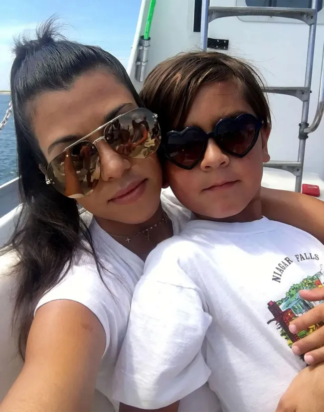 Kourtney Kardashian y su hijo