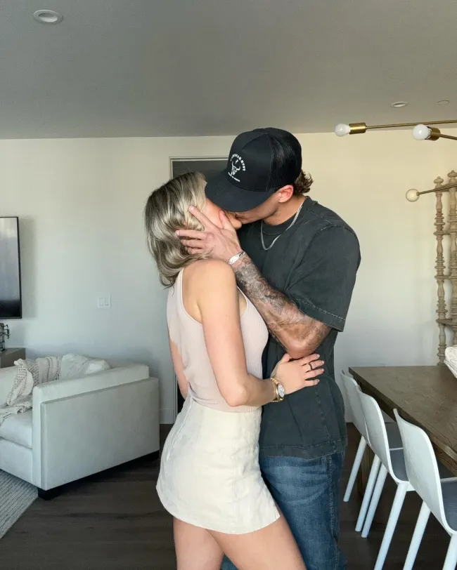 Kristin Cavallari besando a Mark Estes