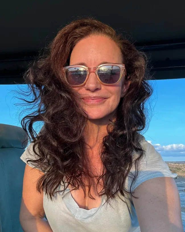 Kristin Davis se toma una selfie con gafas de sol.