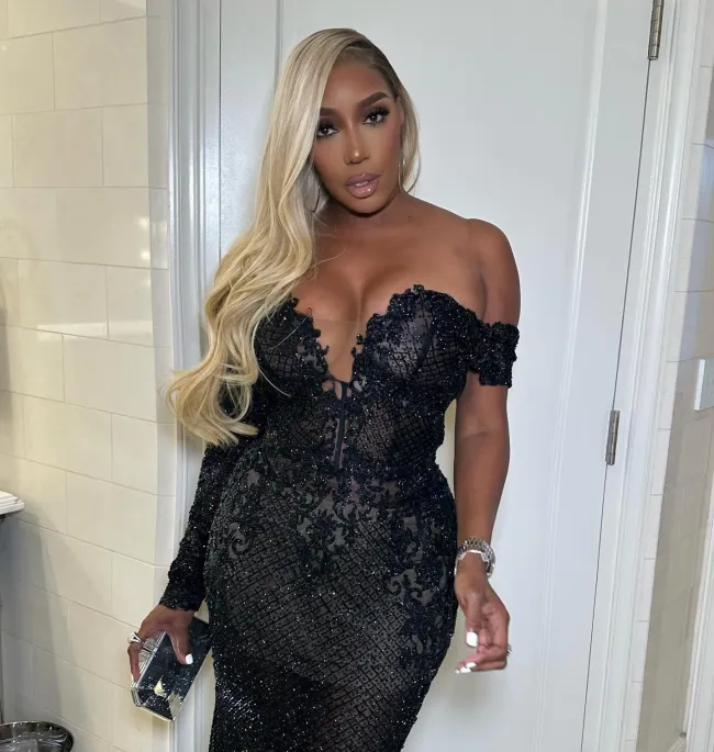 NeNe Leakes con un vestido negro.