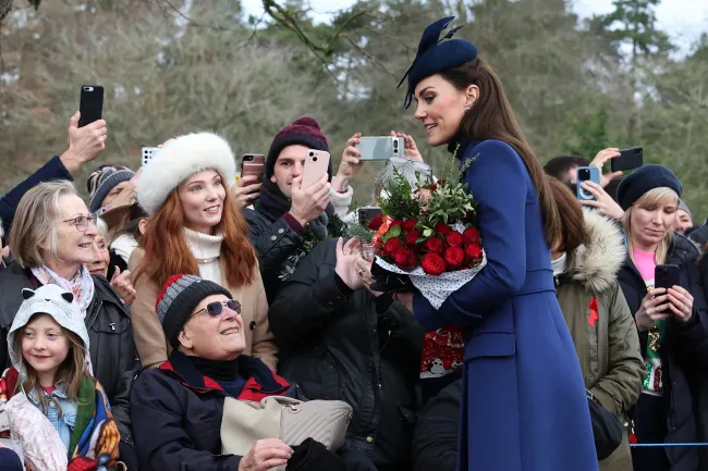 Kate Middleton saluda a sus fans.