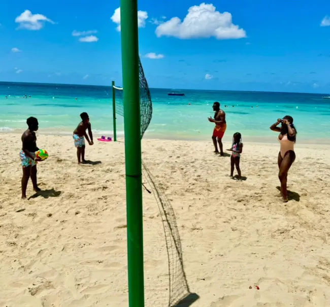 la doctora wendy osefo, su esposo y sus tres hijos jugando voleibol de playa