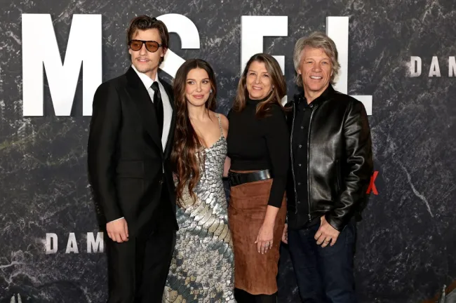Jon Bon Jovi y foto familiar en la alfombra roja, Millie Bobby Brown y Jake Bongiovi