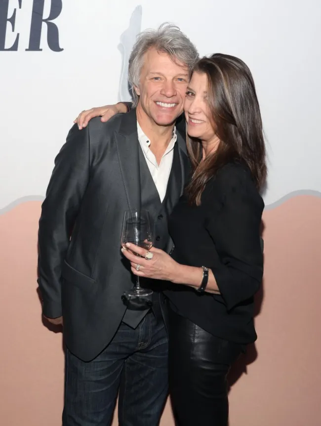 Foto de la alfombra roja de Jon Bon Jovi y Dorothea Hurley