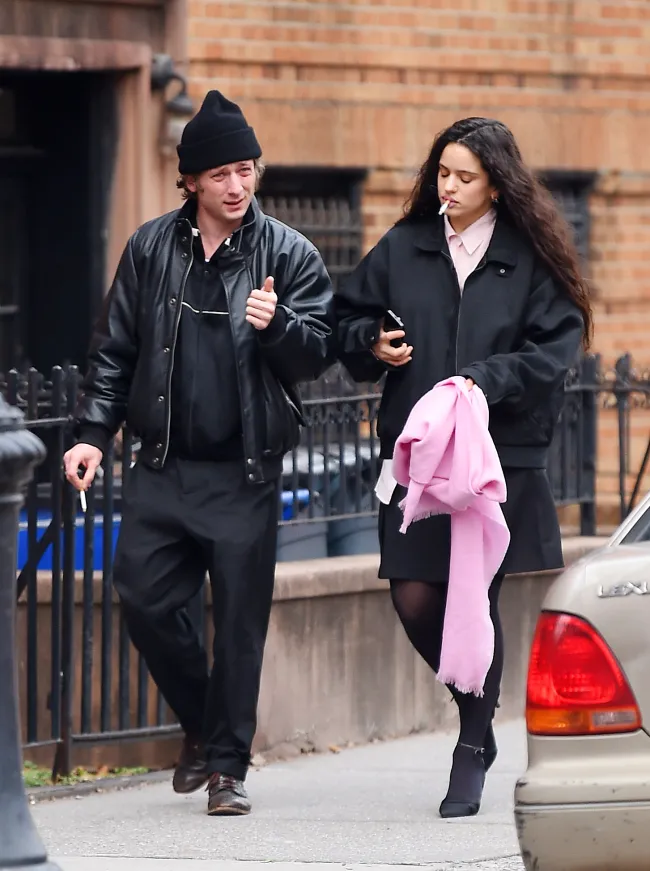 Jeremy Allen White y Rosalía caminando por Nueva York.