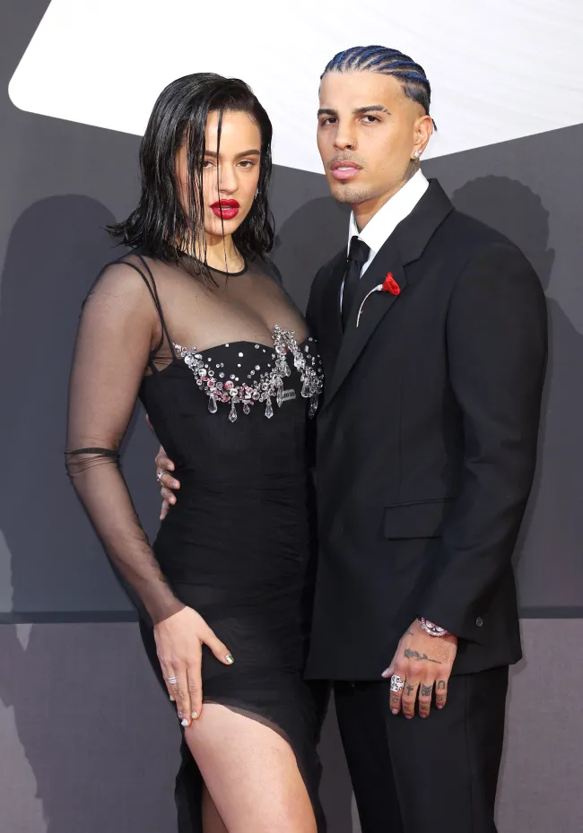 Rosalía y Rauw Alejandro en los Premios Grammy Latinos 2022.