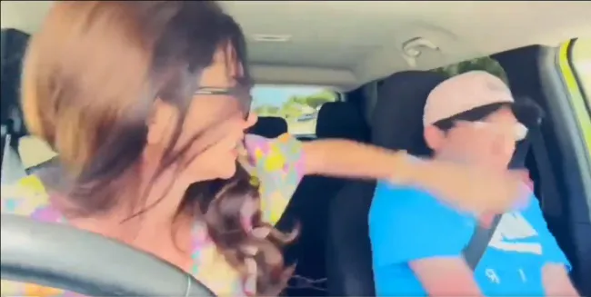 Elisa Jordana en livestream mientras golpea a su novio.