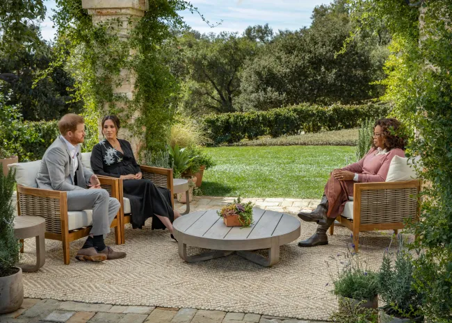El príncipe Harry y Meghan Markle durante una entrevista con Oprah Winfrey.