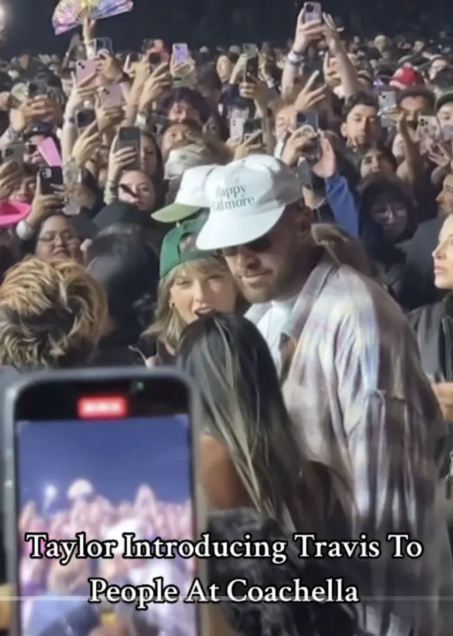 Taylor Swift y Travis Kelce entre la multitud en Coachella