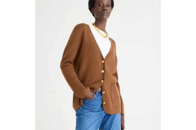 Un modelo con una chaqueta tipo suéter marrón.