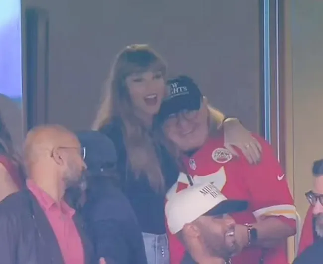 Taylor Swift abrazando a Donna Kelce.