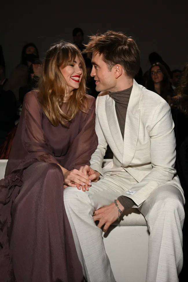 Suki Waterhouse y Robert Pattinson en el desfile de Dior 2023