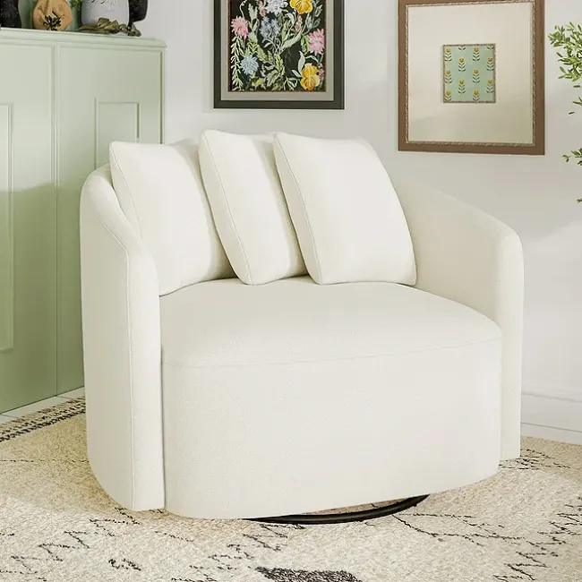 Una silla giratoria color crema