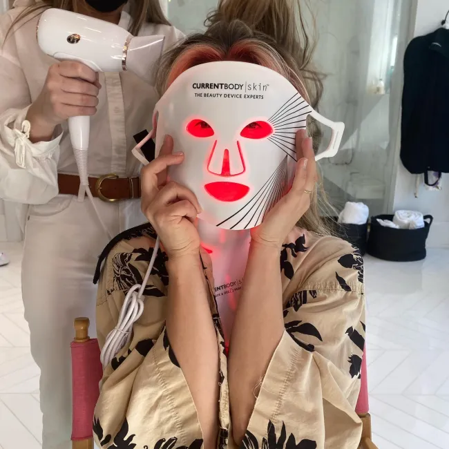 Kourtney Kardashian con una máscara LED
