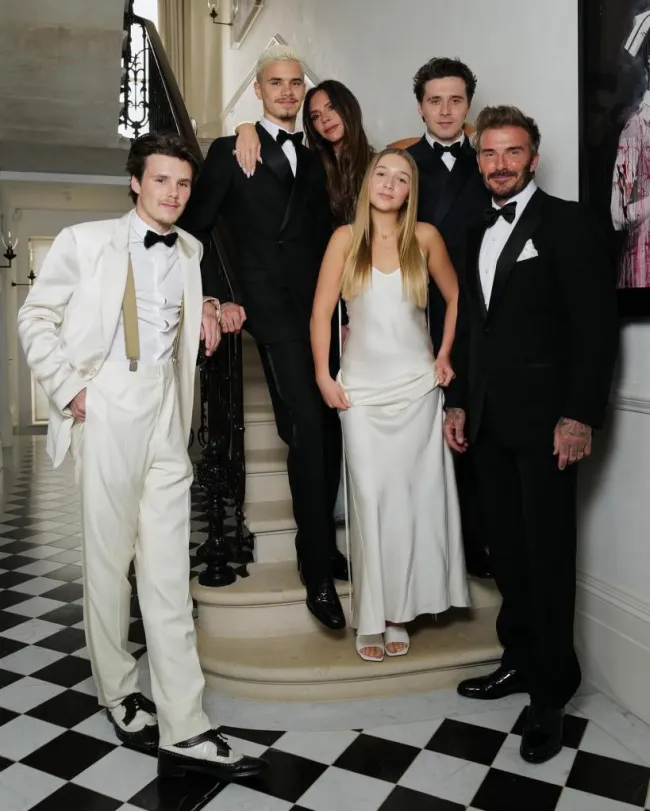 Una foto de Victoria Beckham y su familia.