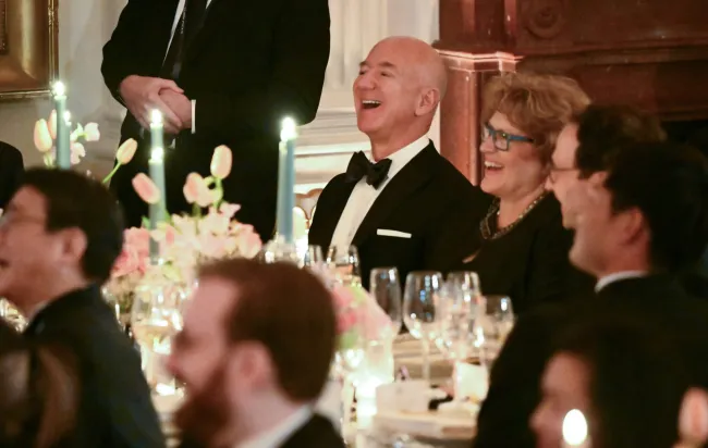 Jeff Bezos se ríe durante la cena de estado en la Casa Blanca.