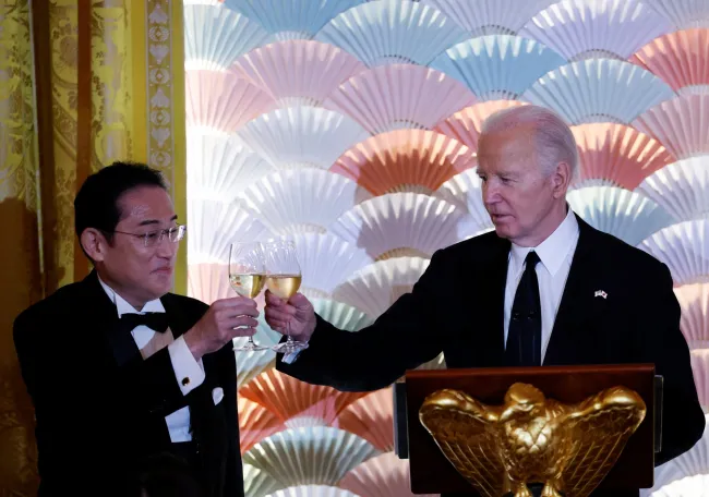 El presidente estadounidense, Joe Biden, y el primer ministro japonés, Fumio Kishida, brindan.