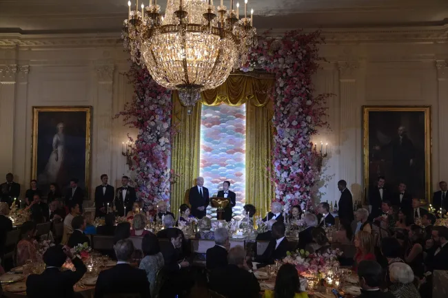 Kishida habla antes de un brindis durante una cena de estado en la Casa Blanca.