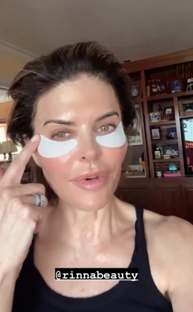 Lisa Rinna con parches en los ojos en un vídeo de TikTok.