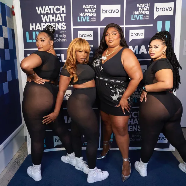 Lizzo con algunos de sus bailarines.