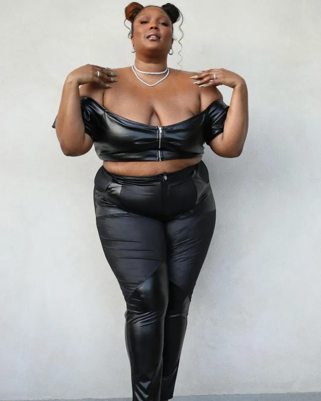 Lizzo en látex negro.