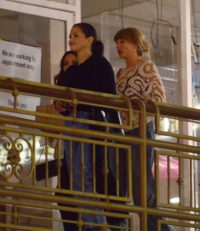 ¡Las amigas de toda la vida, Selena Gomez y Taylor Swift, salen juntas del parque de sushi después de una noche de chicas en la ciudad!