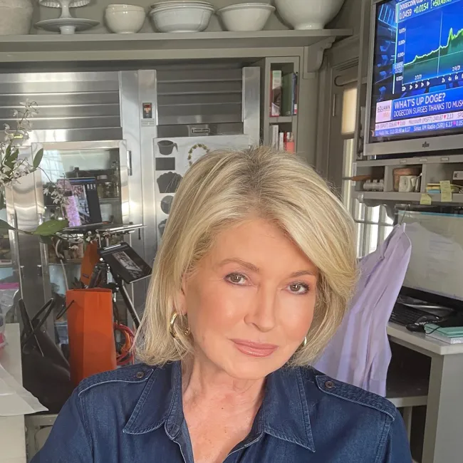 Martha Stewart tomándose una selfie