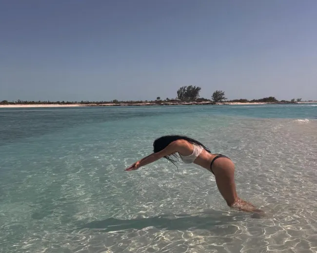 Kim Kardashian sumergiéndose en el agua