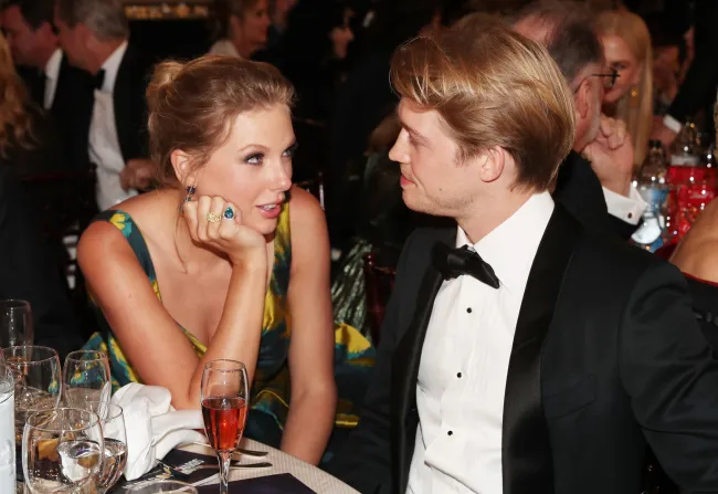 Taylor Swift y Joe Alwyn en los Golden Globe Awards en 2020.