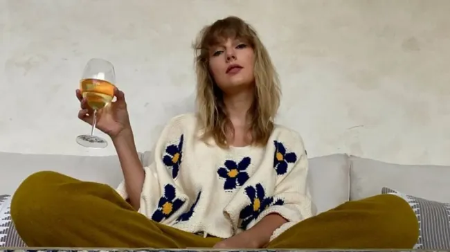 Taylor Swift bebiendo vino.