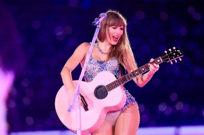 Taylor Swift actuando en el escenario.