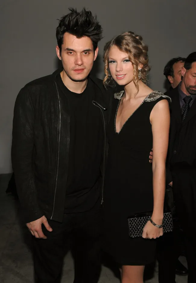 John Mayer y Taylor Swift posando juntos