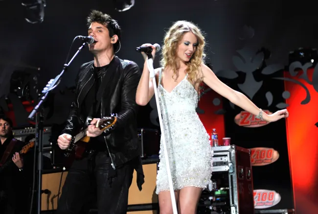 John Mayer y Taylor Swift actuando juntos