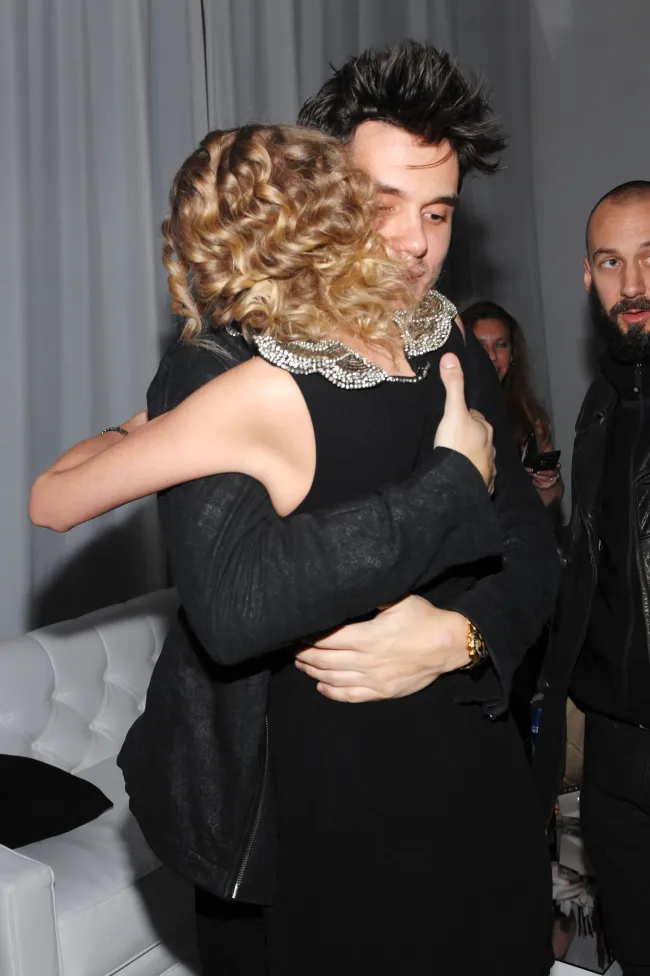 Taylor Swift y John Mayer abrazándose
