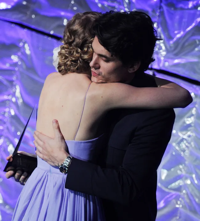 Taylor Swift y John Mayer abrazándose