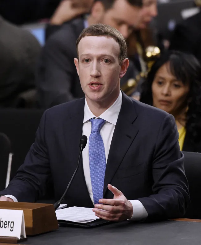 Mark Zuckerberg testificando ante el Senado.