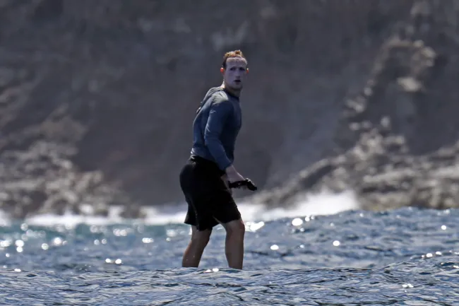 Mark Zuckerberg con protector solar blanco en el rostro.