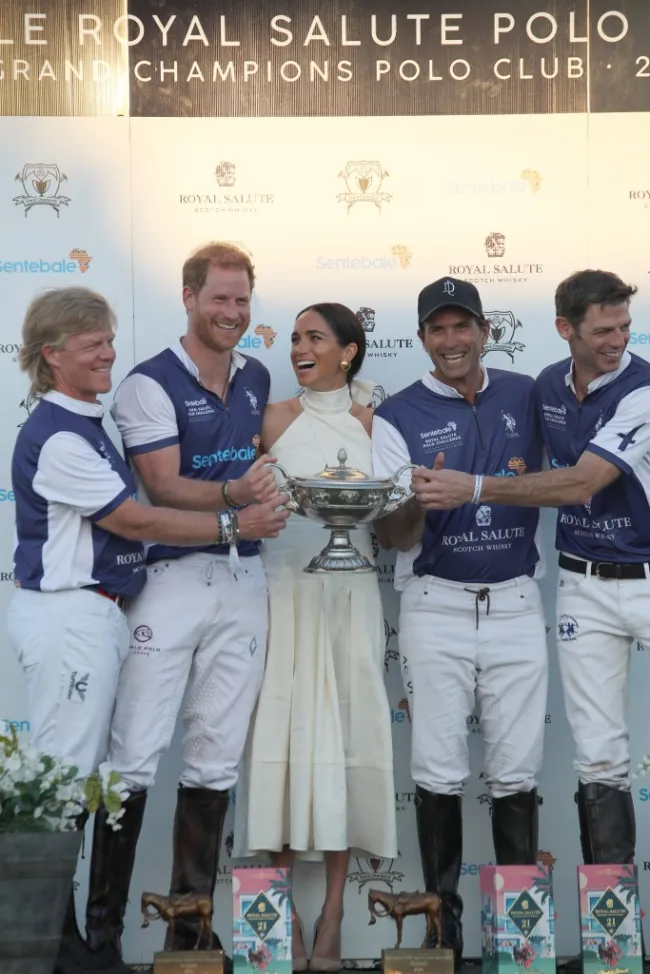 El príncipe Harry, Meghan Markle y el equipo de polo