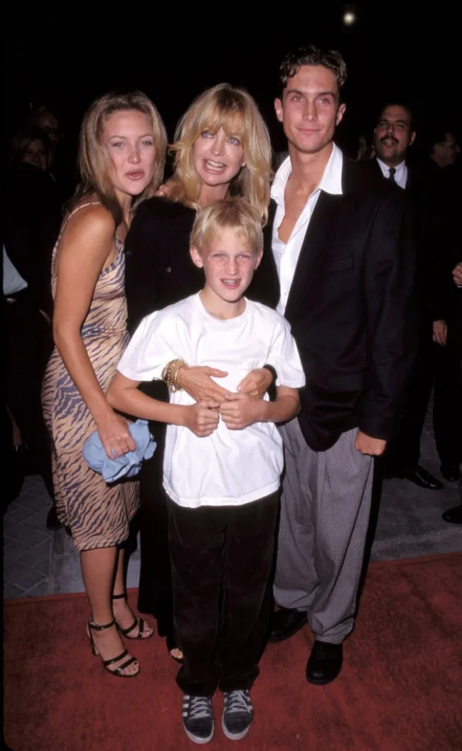Oliver Hudson, Kate Hudson y Wyatt Russell con Goldie Hawn en una foto retrospectiva.