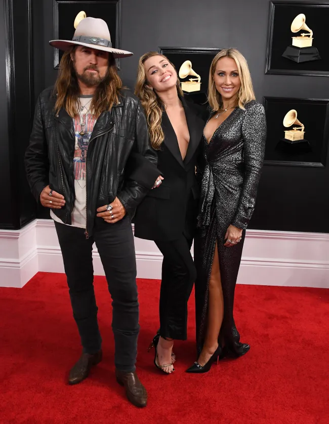 Miley Cyrus, Billy Ray Cyrus y Tish Cyrus en los Grammy