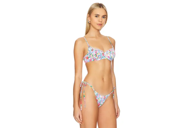 Una modelo en bikini de flores