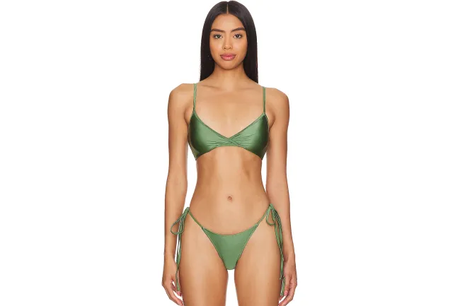 Una modelo en bikini verde brillante.